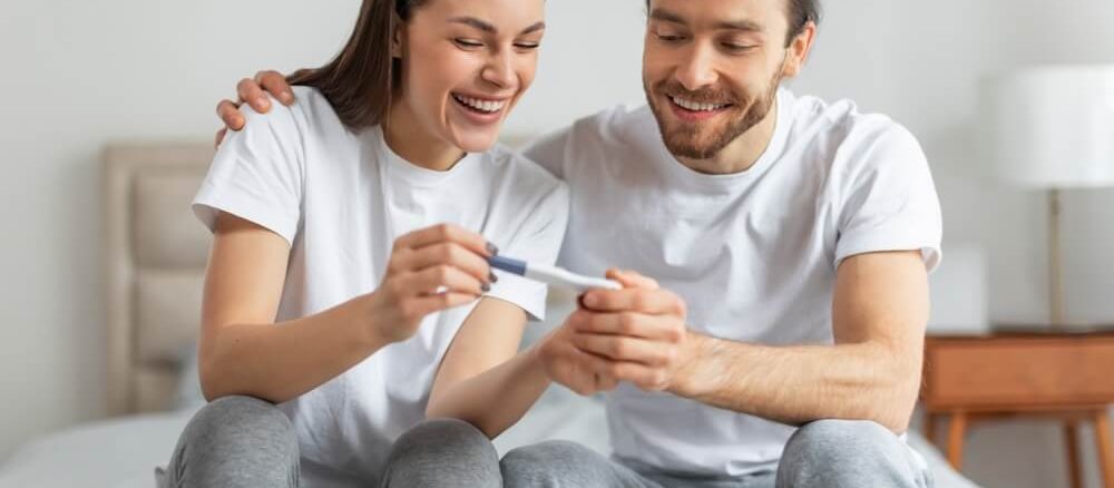 זוג שמח מחזיק בדיקת הריון