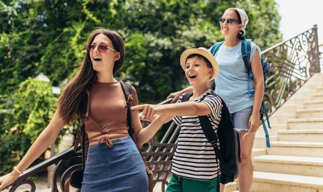 אמא ובן מטיילים