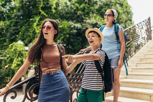 אמא ובן מטיילים